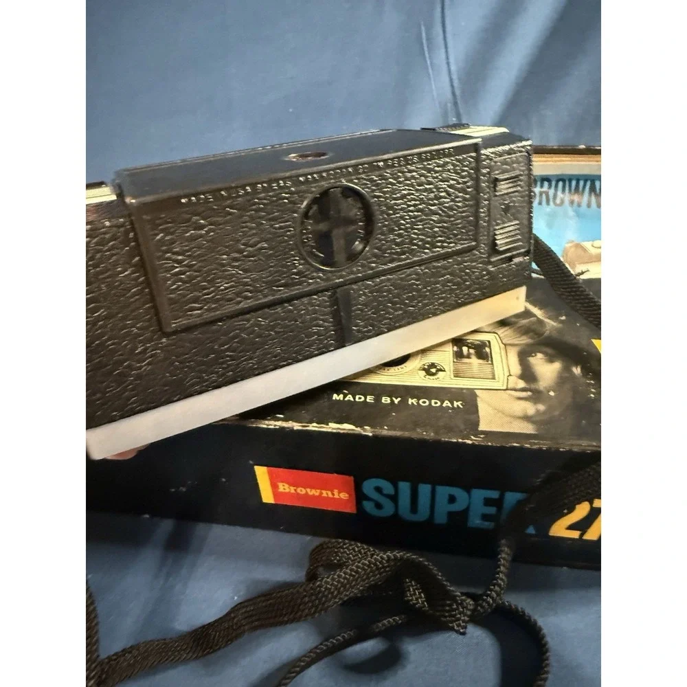 Vintage Kodak Brownie Super 27 Camera  Untested As-is Antique Collectors‎